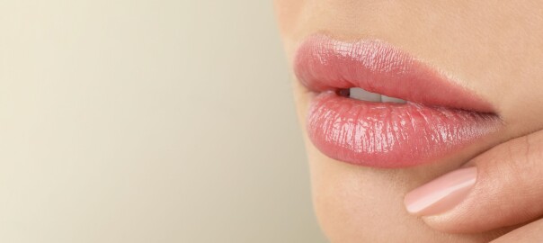 relleno de labios con ácido hialurónico